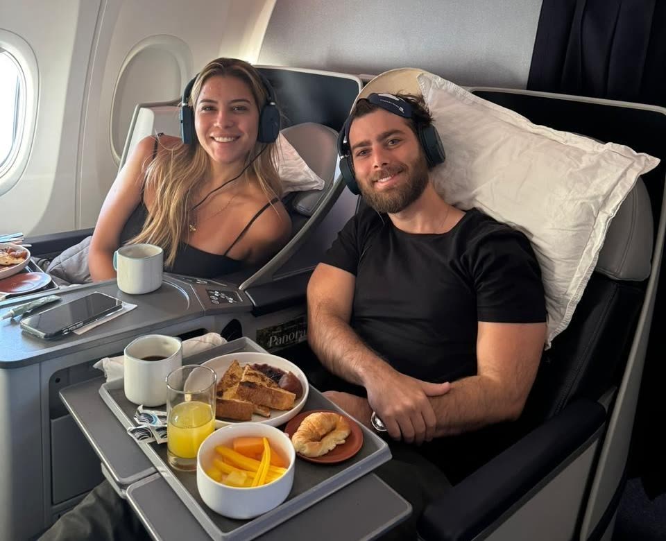 Lari Colares e Lucas Falcão viajando de classe executiva